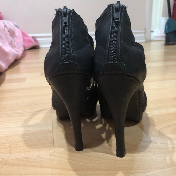 Heels. - Picture 2 of 4